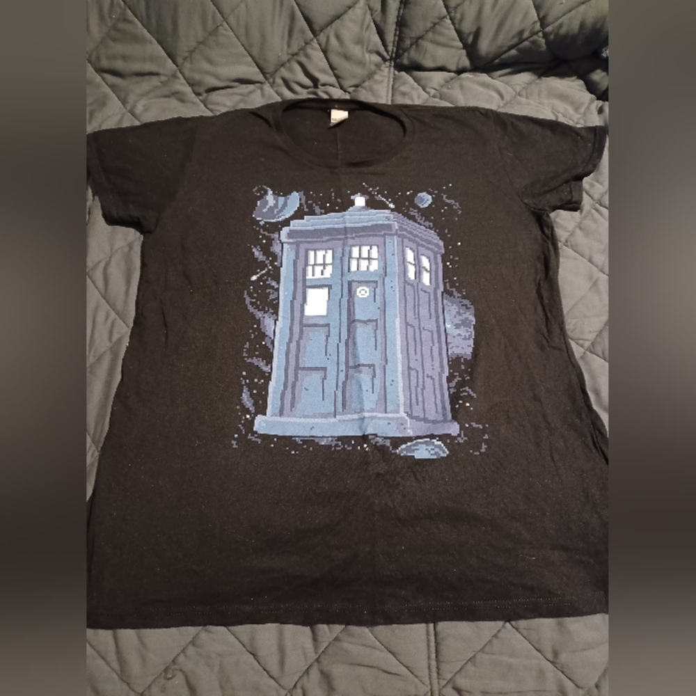 Doctor Who TARDIS pixelated Once Upon a Tee shirt women's XL black